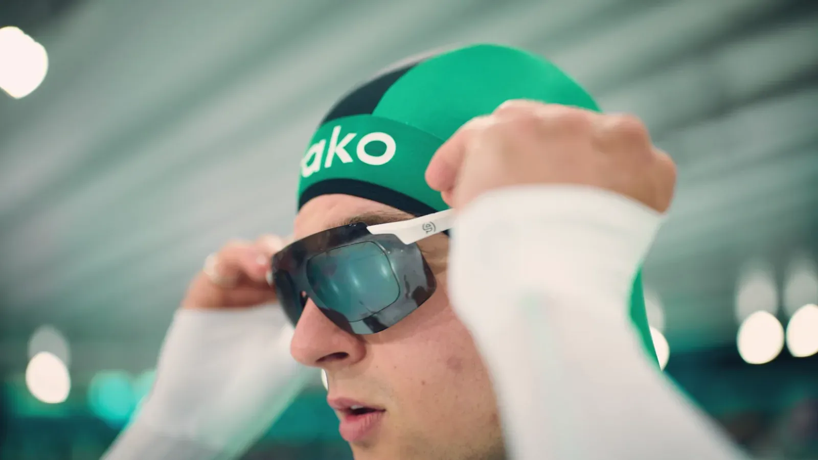 Een schaatser zet zijn bril op voor de start